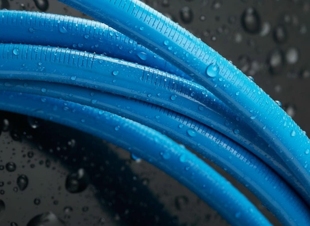 Бухта ПНД трубы 32 мм на станке AFT Filters перед нарезкой щелей